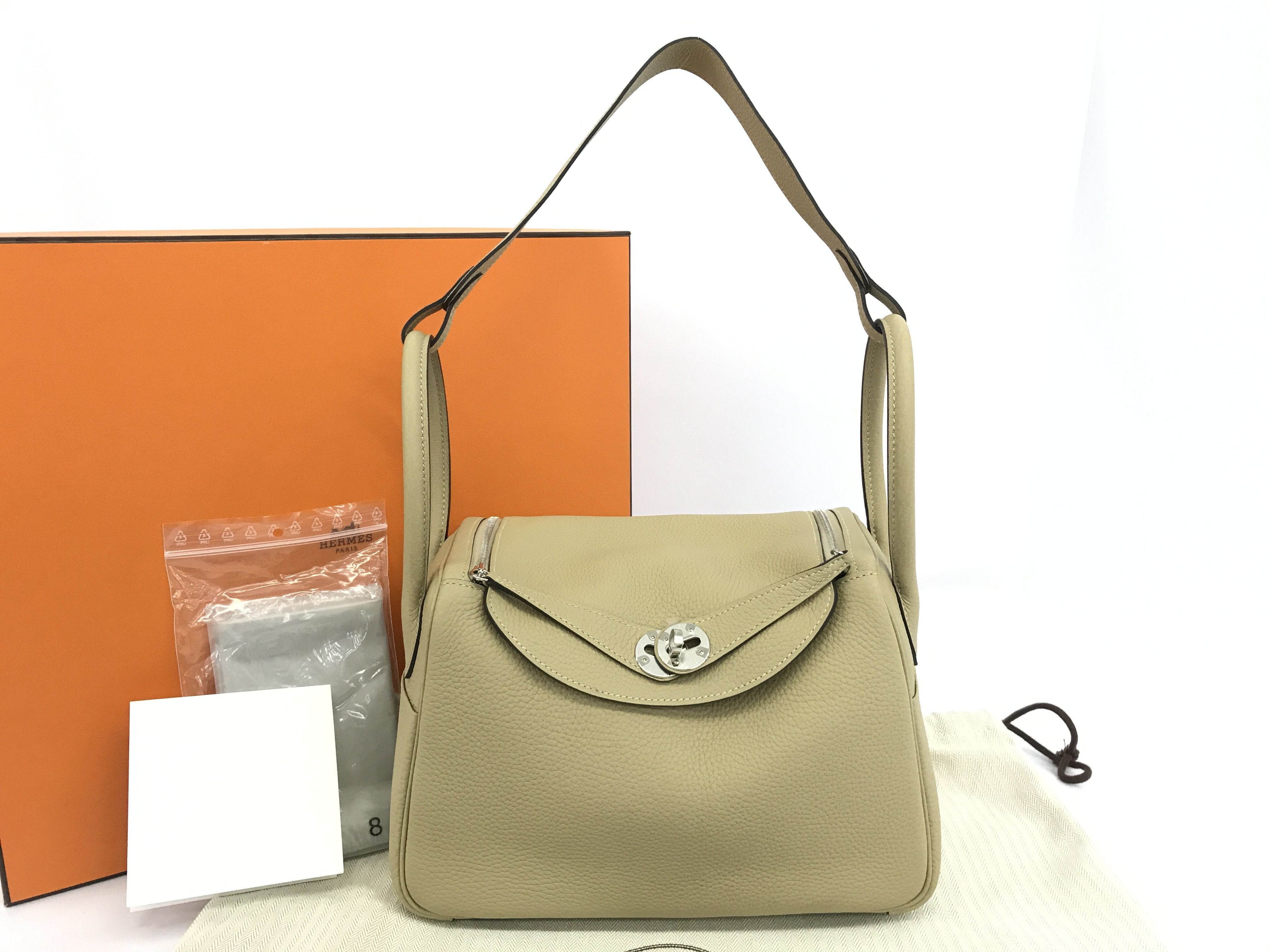 hermes bag rain cover HERMES Lindy 26 Taurillon Clemence Trench Silver metal fittings U stam – SONOBE KE