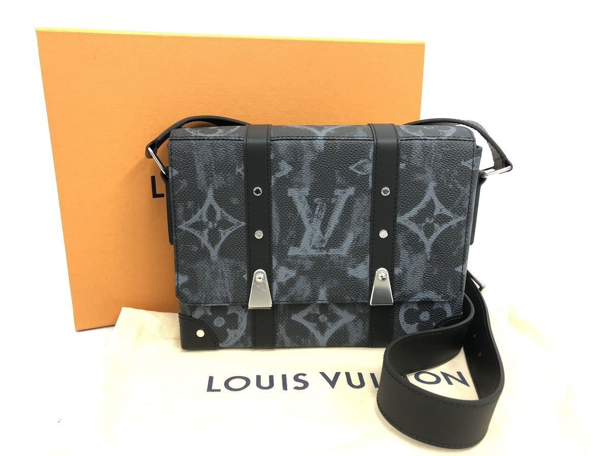 LOUIS VUITTON MESSENGER SHOULDER BAG